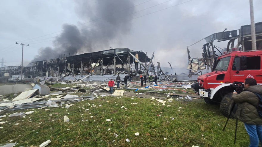 Τρίκαλα: Στο κέντρο του εργοστασίου η έκρηξη που προκάλεσε τη φωτιά στη «Βιολάντα», δείτε βίντεο και φωτογραφίες