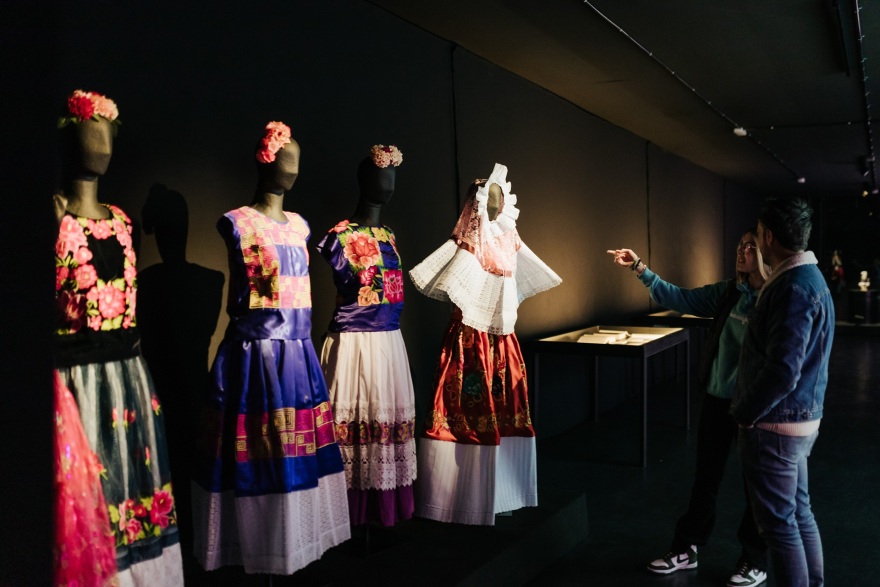 Φρίντα Κάλο: Ο μαγικός κόσμος της θρυλικής Μεξικανής ζωγράφου ζωντανεύει στην Αθήνα - Δείτε φωτογραφίες