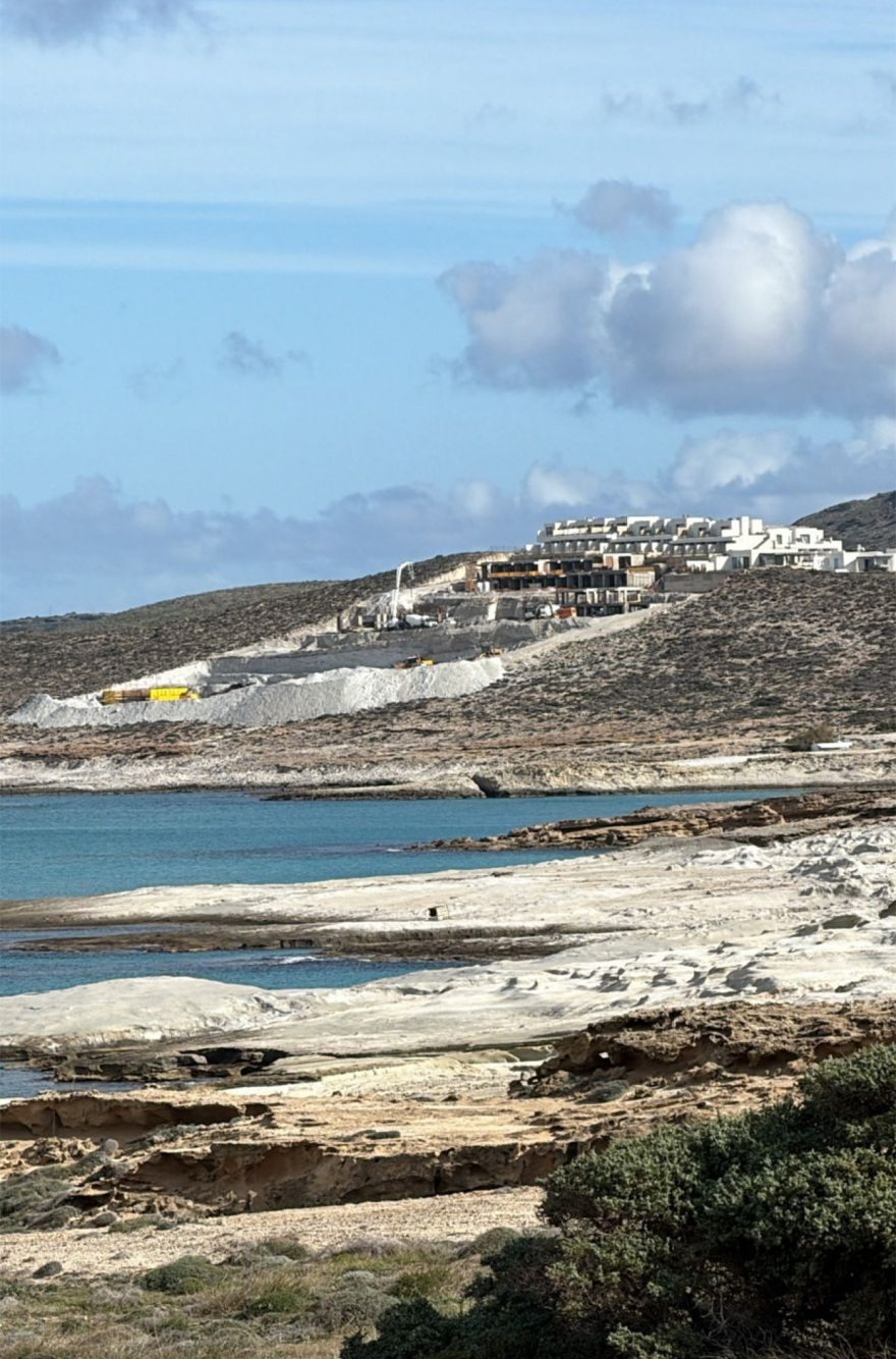 Οικολογικό έγκλημα Νο2 στη Μήλο: Ρίχνουν τόνους μπετόν σε χορτολιβαδική έκταση, χωρίς δρόμο δίπλα στο Σαρακήνικο