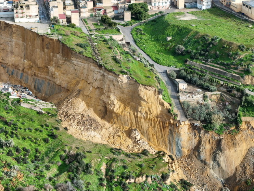 Πάνω από 1.000 άνθρωποι εγκατέλειψαν τα σπίτια τους εξαιτίας κατολίσθησης στη Σικελία, δείτε βίντεο
