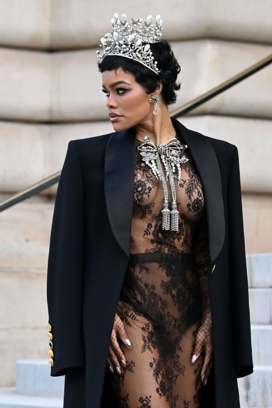 Φωτογραφίες: Η τολμηρή εμφάνιση της Τεγιάνα Τέιλορ στο Παρίσι