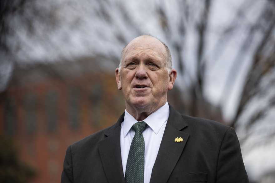 Τομ Χόμαν, ο «τσάρος των συνόρων» που στέλνει ο Τραμπ στη Μινεάπολη - Η τσάντα με τα $50.000 και η παγωμένη σχέση με τη Νοέμ