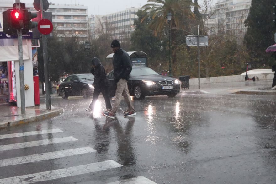 Καταιγίδες πλήττουν σήμερα την Αττική, λίμνη και πάλι η Βουλιαγμένης: Live χάρτης με το πέρασμα της κακοκαιρίας που έχει σημάνει πορτοκαλί συναγερμό
