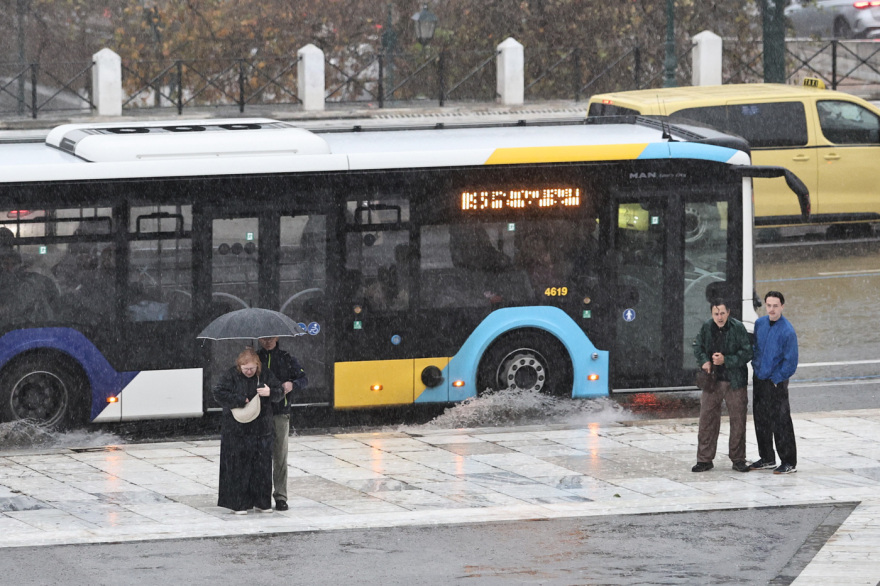 Καταιγίδες πλήττουν σήμερα την Αττική, λίμνη και πάλι η Βουλιαγμένης: Live χάρτης με το πέρασμα της κακοκαιρίας που έχει σημάνει πορτοκαλί συναγερμό