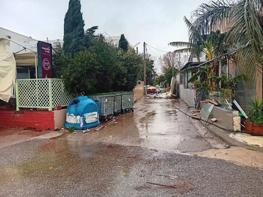 Ζημιές στην παραλία Μαραθώνα λόγω ισχυρών ανέμων: Έπεσαν σκέπαστρα και τέντες, δείτε φωτογραφίες
