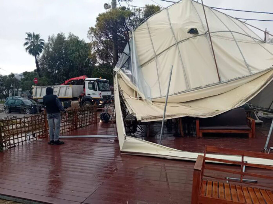 Ζημιές στην παραλία Μαραθώνα λόγω ισχυρών ανέμων: Έπεσαν σκέπαστρα και τέντες, δείτε φωτογραφίες
