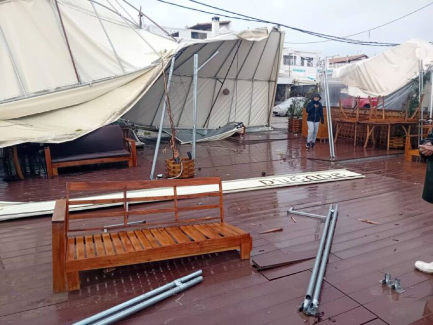 Ζημιές στην παραλία Μαραθώνα λόγω ισχυρών ανέμων: Έπεσαν σκέπαστρα και τέντες, δείτε φωτογραφίες
