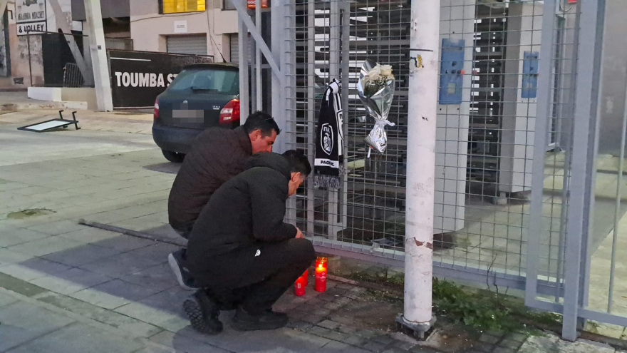 Κεριά και λουλούδια στην Τούμπα στη μνήμη των αδικοχαμένων οπαδών του ΠΑΟΚ, βίντεο και φωτογραφίες