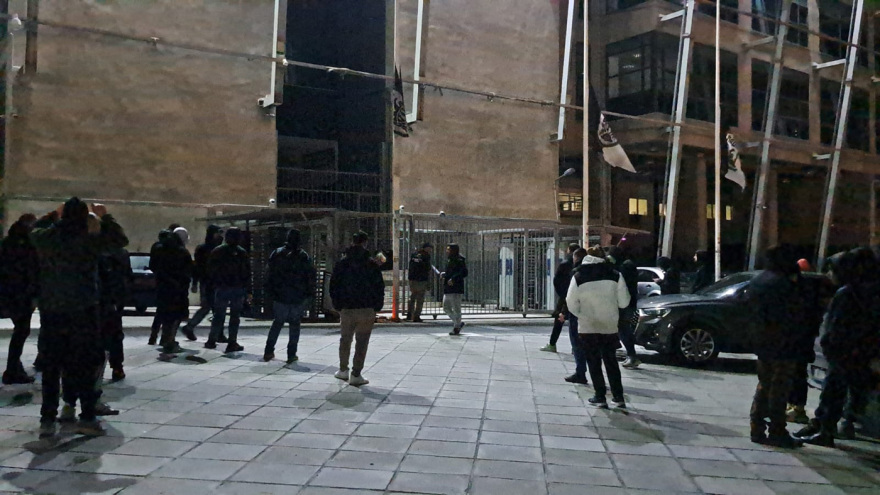 Κεριά και λουλούδια στην Τούμπα στη μνήμη των αδικοχαμένων οπαδών του ΠΑΟΚ, βίντεο και φωτογραφίες