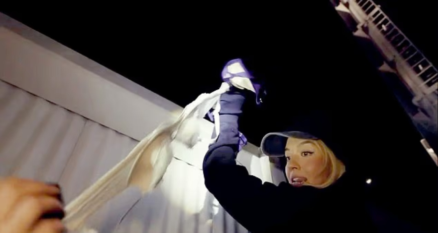 Σίντνεϊ Σουίνι: Αντιμέτωπη με κατηγορίες παραβίασης χώρου και βανδαλισμού μετά το κρέμασμα σουτιέν στην πινακίδα του Χόλιγουντ