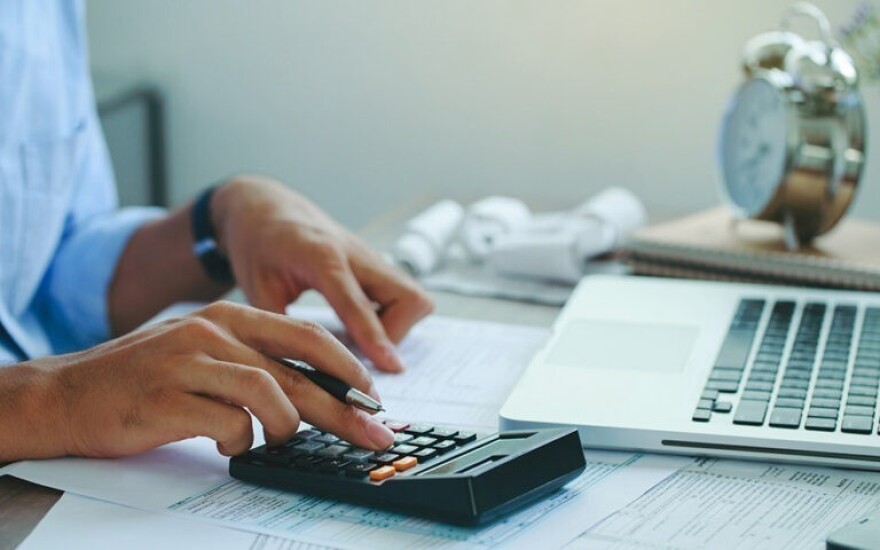 Tα έσοδα από φόρους θα κρίνουν τις νέες παροχές σε επιχειρήσεις και νοικοκυριά, τι σχεδιάζεται για φοροελαφρύνσεις και ασφαλιστικές εισφορές
