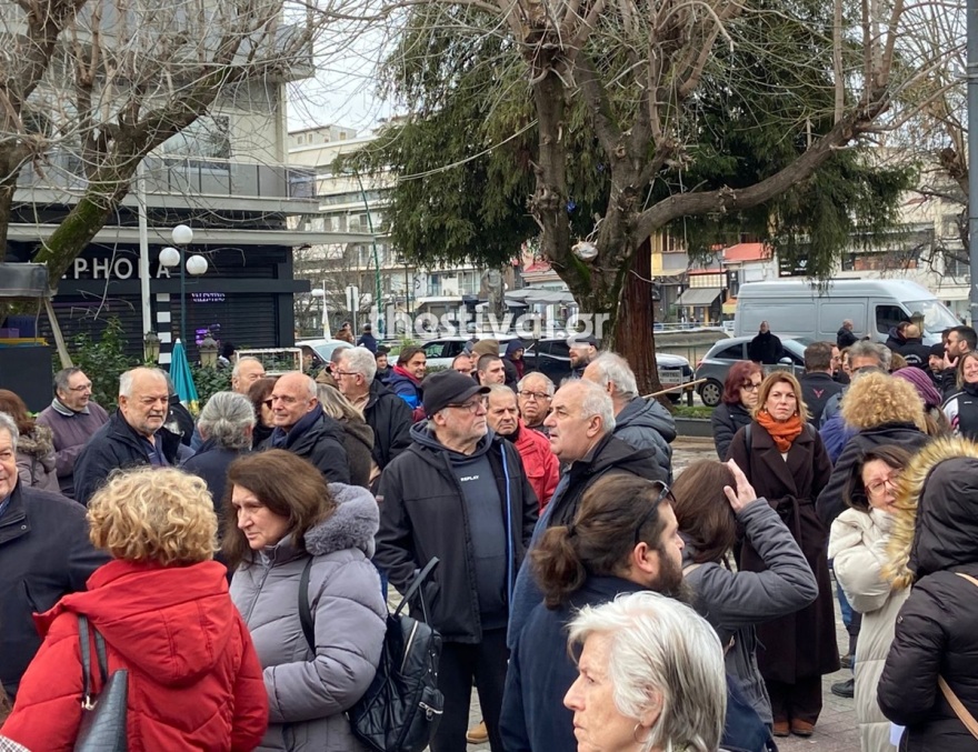 Συγκέντρωση στα Τρίκαλα για την τραγωδία στη Βιολάντα: «Όχι άλλοι νεκροί εργάτες στο βωμό του κέρδους», δείτε βίντεο
