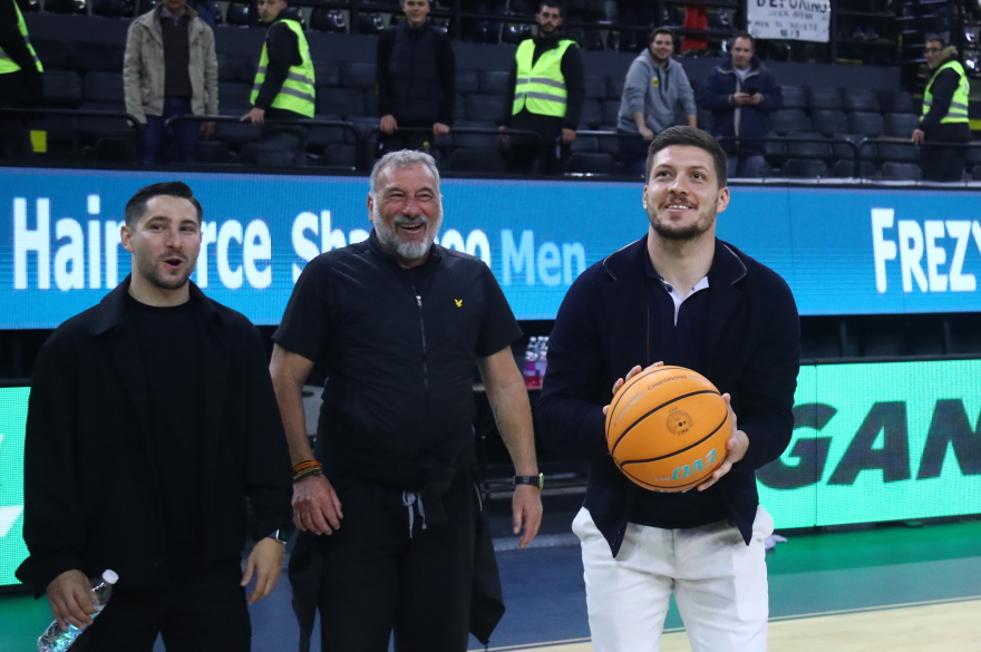 Δεν εκτελεί μόνο στο ποδόσφαιρο αλλά σκοράρει και αποθεώνεται και στο μπάσκετ ο Γιόβιτς, βίντεο 