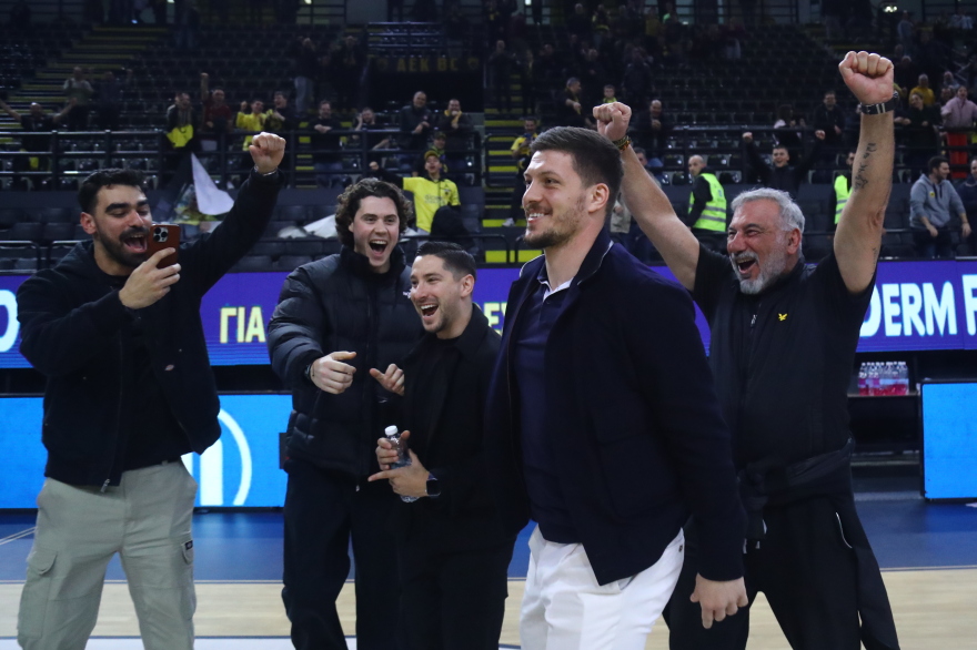 Δεν εκτελεί μόνο στο ποδόσφαιρο αλλά σκοράρει και αποθεώνεται και στο μπάσκετ ο Γιόβιτς, βίντεο 