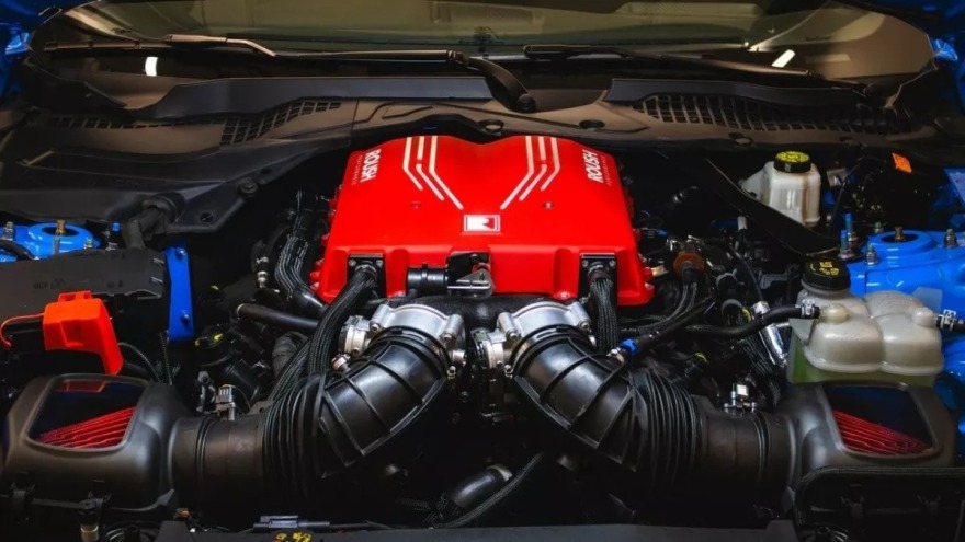 H Roush «γυμνάζει» τις Mustang GT και Dark Horse