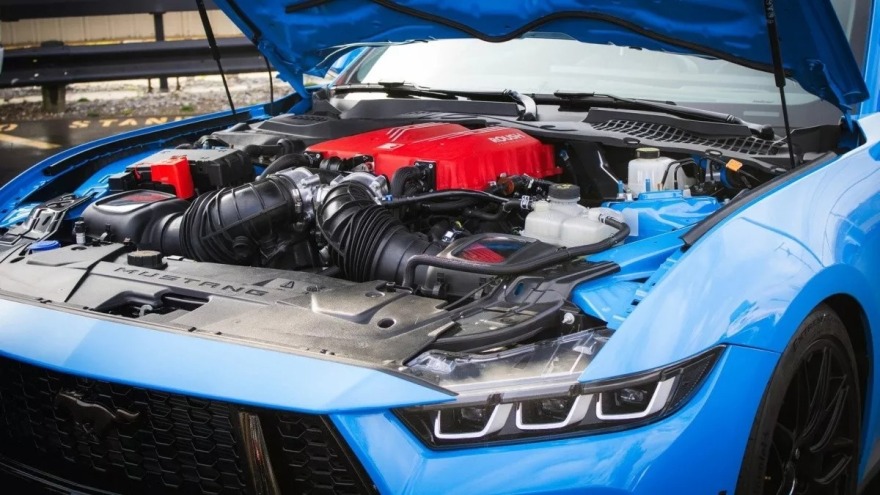 H Roush «γυμνάζει» τις Mustang GT και Dark Horse