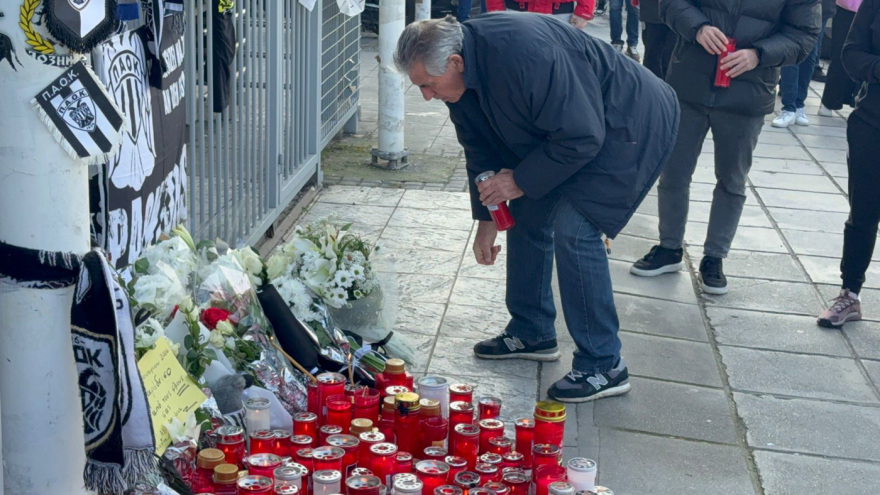 Με κερί στα χέρια έξω από την Τούμπα ο Αναστασιάδης: «Όταν έμαθα για την τραγωδία έτρεμαν τα πόδια μου, δεν μπορούσα να μιλήσω»
