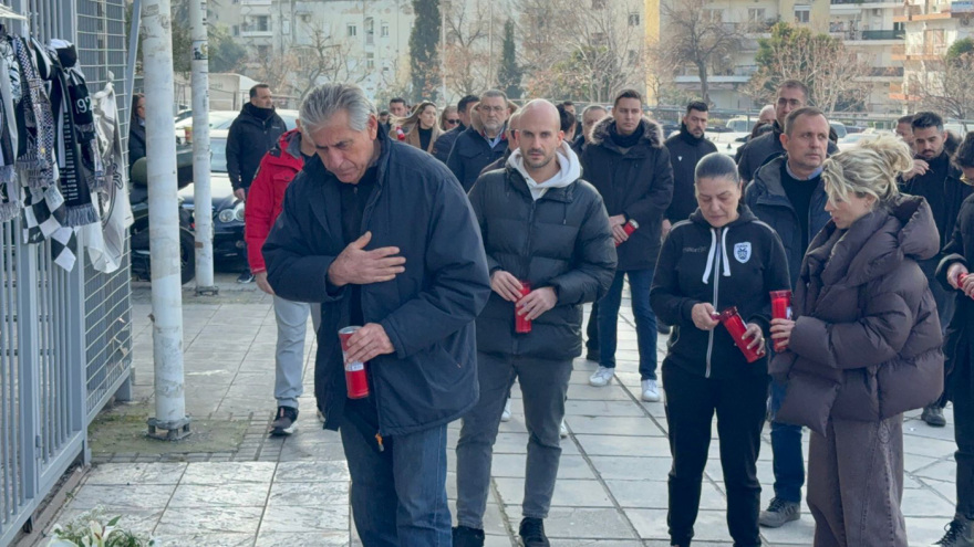 Με κερί στα χέρια έξω από την Τούμπα ο Αναστασιάδης: «Όταν έμαθα για την τραγωδία έτρεμαν τα πόδια μου, δεν μπορούσα να μιλήσω»
