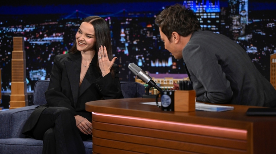 Η Ντοβ Κάμερον αποκάλυψε πώς της έκανε πρόταση γάμου ο Νταμιάνο Νταβίντ: Ο εγκέφαλός μου «έσπασε» στα δύο, έκλαιγα τόσο πολύ