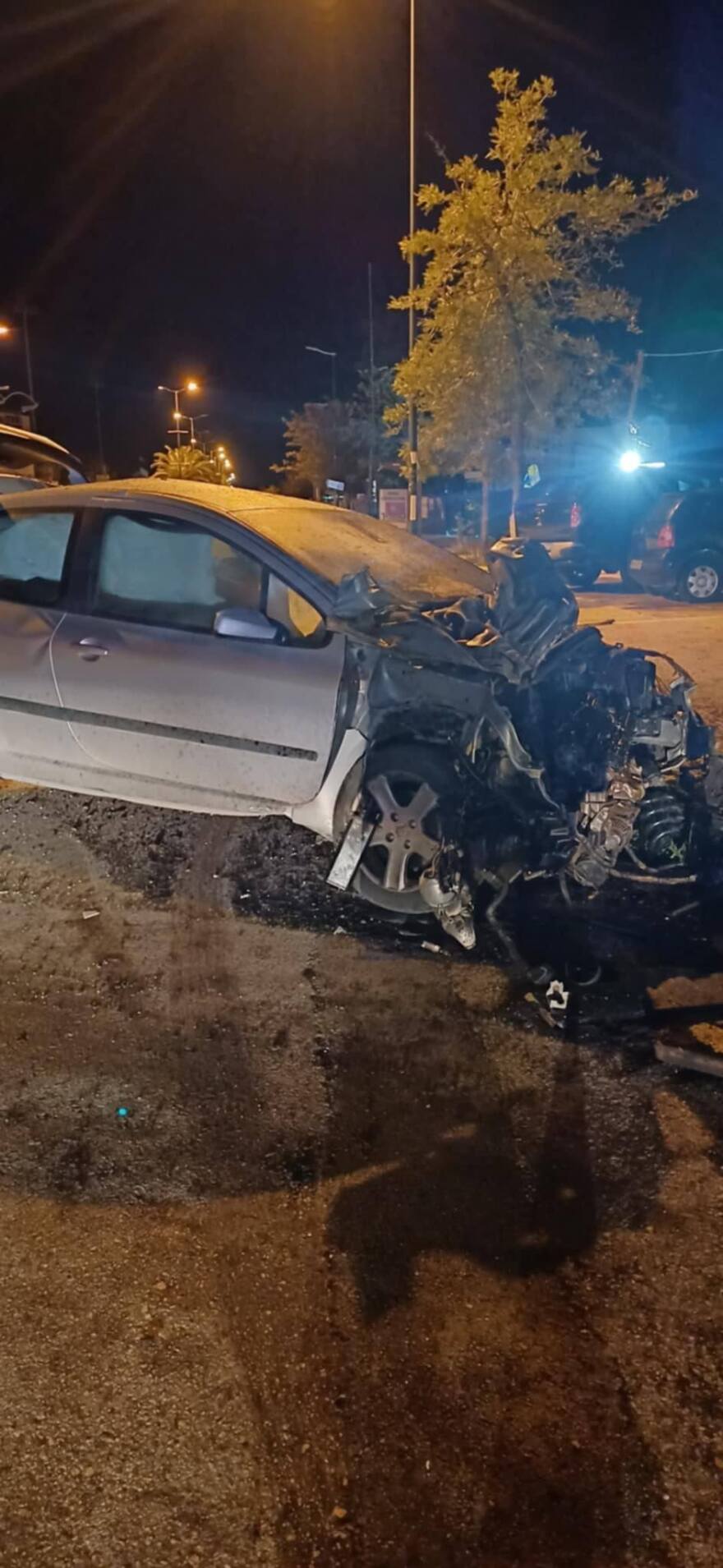 Ένας 19χρονος στο Λουτράκι πήρε σβάρνα κολώνες και μάντρα με αυτοκίνητο και «καρφώθηκε» σε επιχείρηση, δείτε βίντεο
