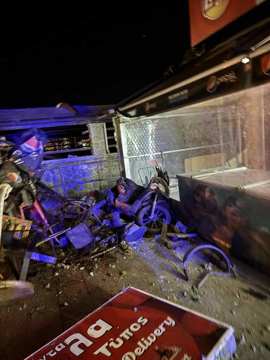 Ένας 19χρονος στο Λουτράκι πήρε σβάρνα κολώνες και μάντρα με αυτοκίνητο και «καρφώθηκε» σε επιχείρηση, δείτε βίντεο
