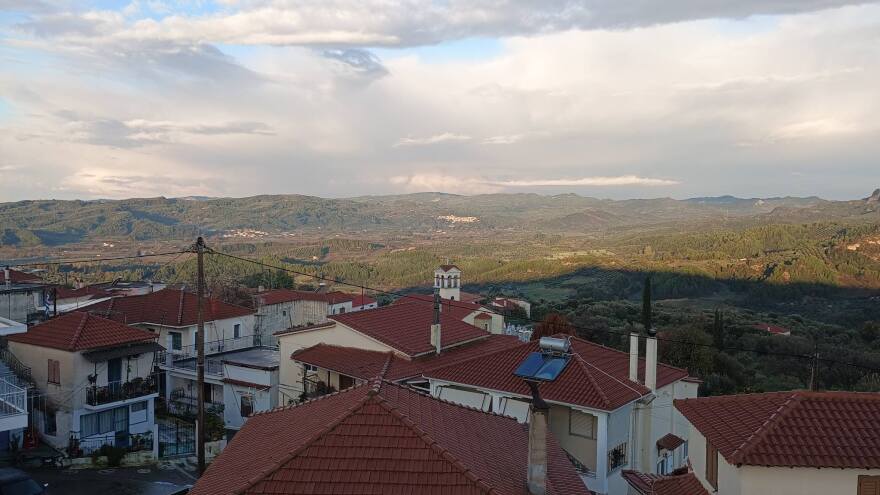 O πρόεδρος της κοινότητας στην Ηλεία εξηγεί την πρωτοβουλία για τα 1.000 ευρώ σε κάθε γυναίκα που θα μείνει στην περιοχή: «Να μην κλείσει το σχολείο», λέει