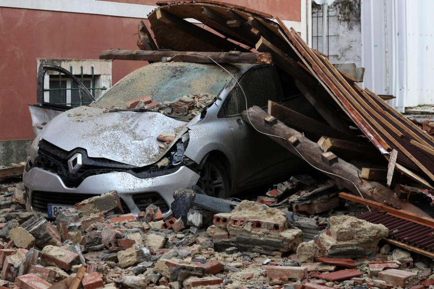 Δύο νεκροί από την καταιγίδα Kristin που σάρωσε την Πορτογαλία: Πάνω από 800.000 νοικοκυριά χωρίς ρεύμα, κλειστά σχολεία