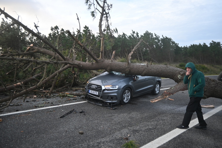 Δύο νεκροί από την καταιγίδα Kristin που σάρωσε την Πορτογαλία: Πάνω από 800.000 νοικοκυριά χωρίς ρεύμα, κλειστά σχολεία