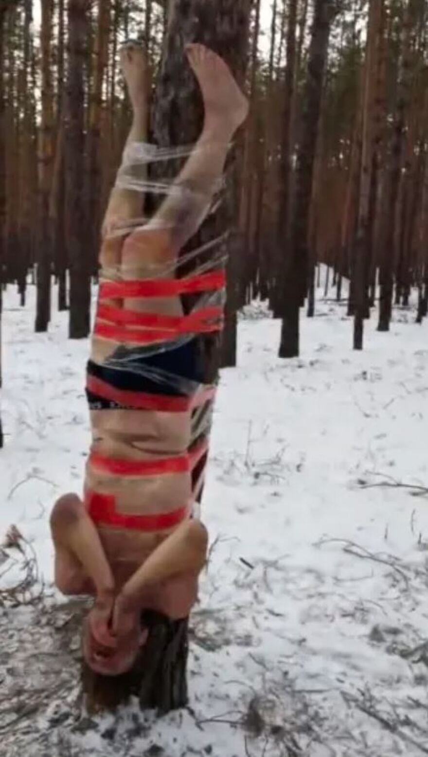 Ρώσοι αξιωματικοί εδεσαν ανάποδα σε δέντρα στρατιώτες που κατηγόρησαν για ανυπακοή, τους έδωσαν να φάνε και χιόνι