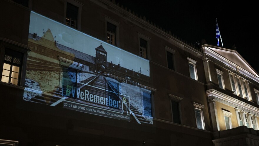 Η Βουλή φωταγωγήθηκε στη Μνήμη του Ολοκαυτώματος
