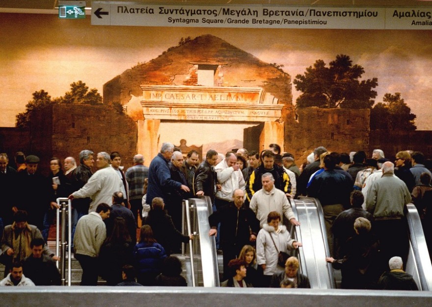 26 χρόνια από τα εγκαίνια του μετρό της Αθήνας: Οι διάσημοι, το πάρτι στο Σύνταγμα και η κοσμοσυρροή