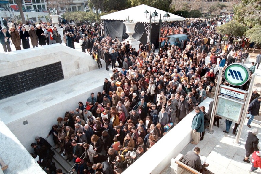 26 χρόνια από τα εγκαίνια του μετρό της Αθήνας: Οι διάσημοι, το πάρτι στο Σύνταγμα και η κοσμοσυρροή
