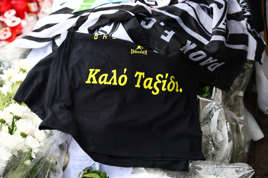 Ο θάνατος των 7 οπαδών του ΠΑΟΚ  ένωσε όλες τις ομάδες: Κασκόλ Ολυμπιακού, Παναθηναϊκού, Άρη, ΑΕΚ κρεμάστηκαν στην Τούμπα, φωτογραφίες 