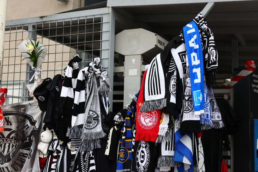 Ο θάνατος των 7 οπαδών του ΠΑΟΚ  ένωσε όλες τις ομάδες: Κασκόλ Ολυμπιακού, Παναθηναϊκού, Άρη, ΑΕΚ κρεμάστηκαν στην Τούμπα, φωτογραφίες 
