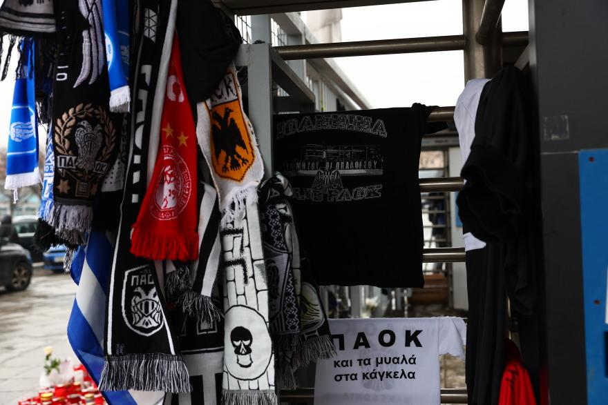 Ο θάνατος των 7 οπαδών του ΠΑΟΚ  ένωσε όλες τις ομάδες: Κασκόλ Ολυμπιακού, Παναθηναϊκού, Άρη, ΑΕΚ κρεμάστηκαν στην Τούμπα, φωτογραφίες 