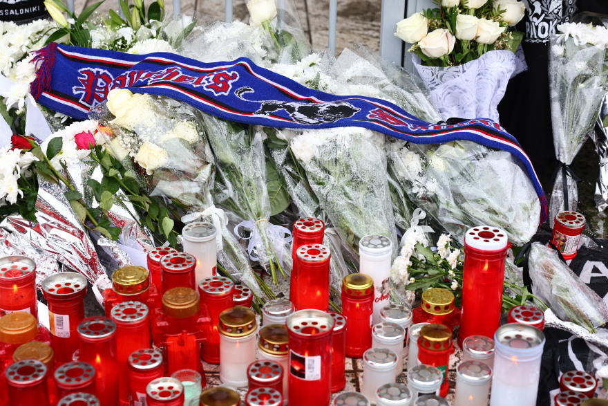 Ο θάνατος των 7 οπαδών του ΠΑΟΚ  ένωσε όλες τις ομάδες: Κασκόλ Ολυμπιακού, Παναθηναϊκού, Άρη, ΑΕΚ κρεμάστηκαν στην Τούμπα, φωτογραφίες 