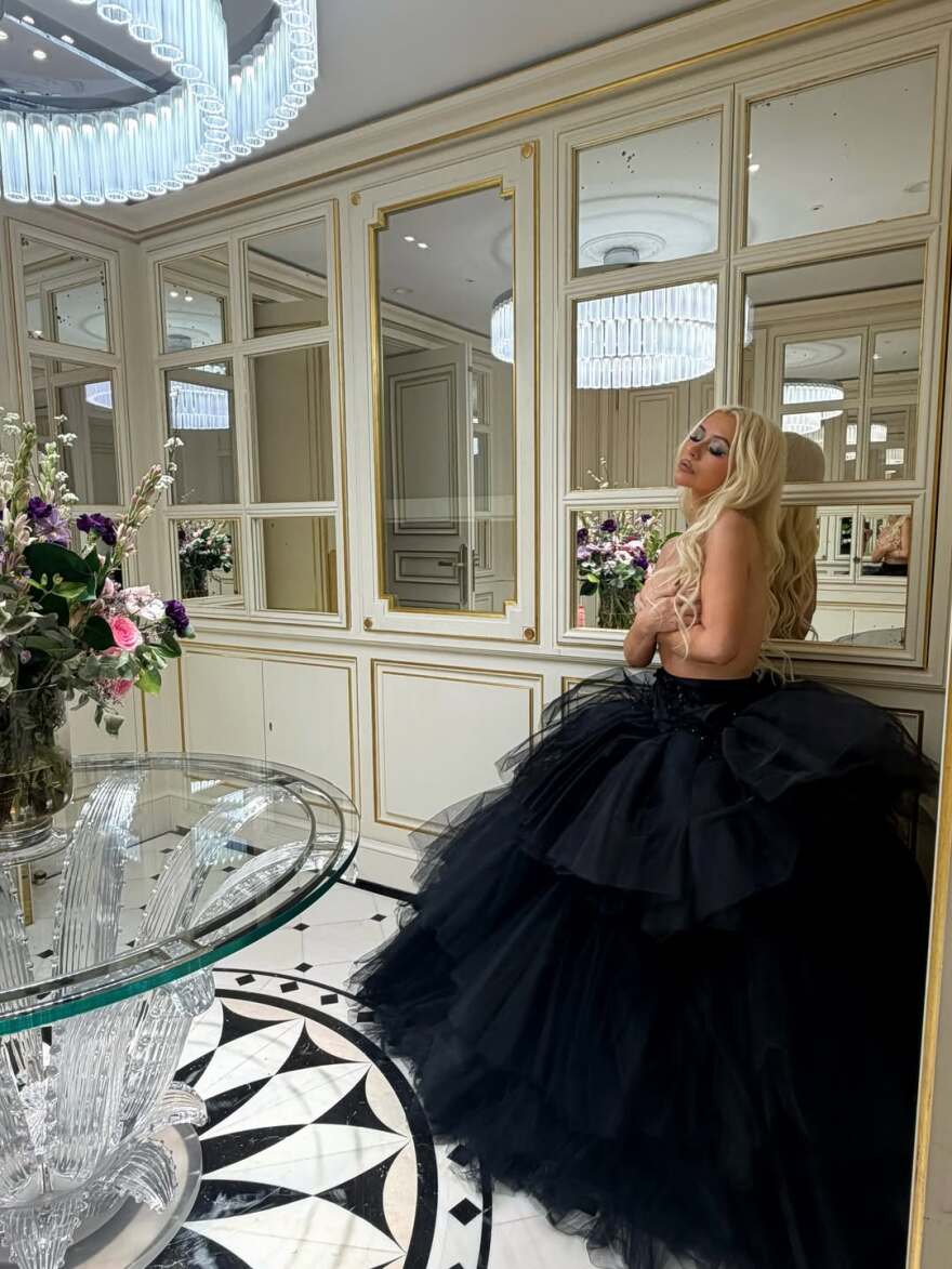 Η Κριστίνα Αγκιλέρα ανέβασε τόπλες φωτογραφίες της στο Instagram