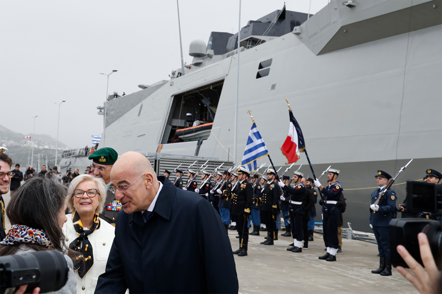«Επισπεύδουμε την ανανέωση της ελληνογαλλικής αμυντικής συμφωνίας»: O Δένδιας υποδέχθηκε στη φρεγάτα Κίμων τη Γαλλίδα ομόλογό του