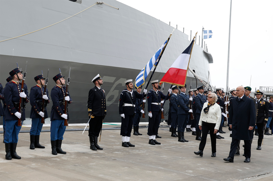 «Επισπεύδουμε την ανανέωση της ελληνογαλλικής αμυντικής συμφωνίας»: O Δένδιας υποδέχθηκε στη φρεγάτα Κίμων τη Γαλλίδα ομόλογό του