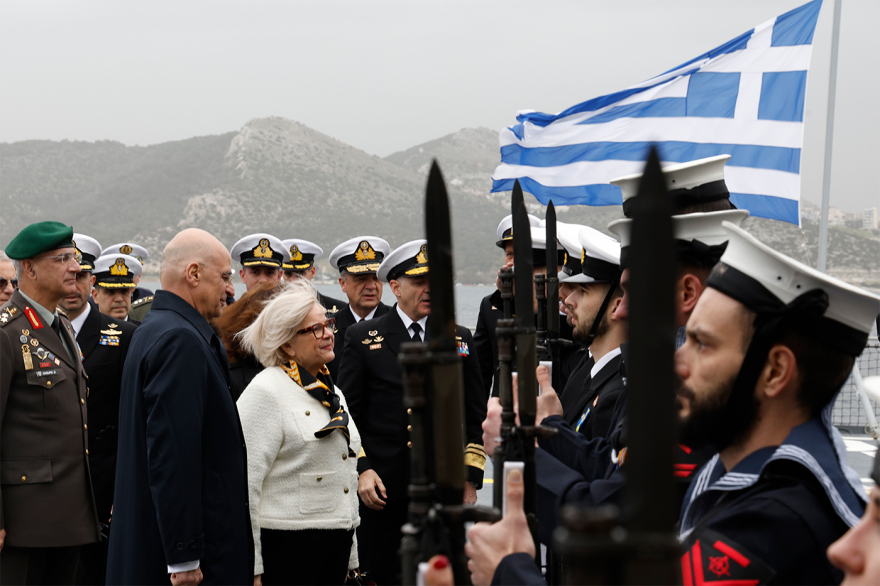 «Επισπεύδουμε την ανανέωση της ελληνογαλλικής αμυντικής συμφωνίας»: O Δένδιας υποδέχθηκε στη φρεγάτα Κίμων τη Γαλλίδα ομόλογό του