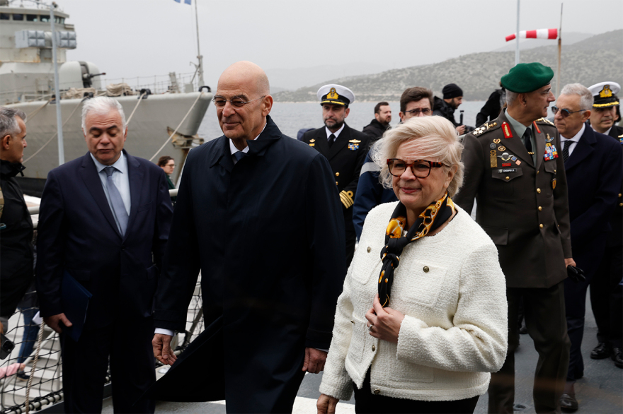 «Επισπεύδουμε την ανανέωση της ελληνογαλλικής αμυντικής συμφωνίας»: O Δένδιας υποδέχθηκε στη φρεγάτα Κίμων τη Γαλλίδα ομόλογό του