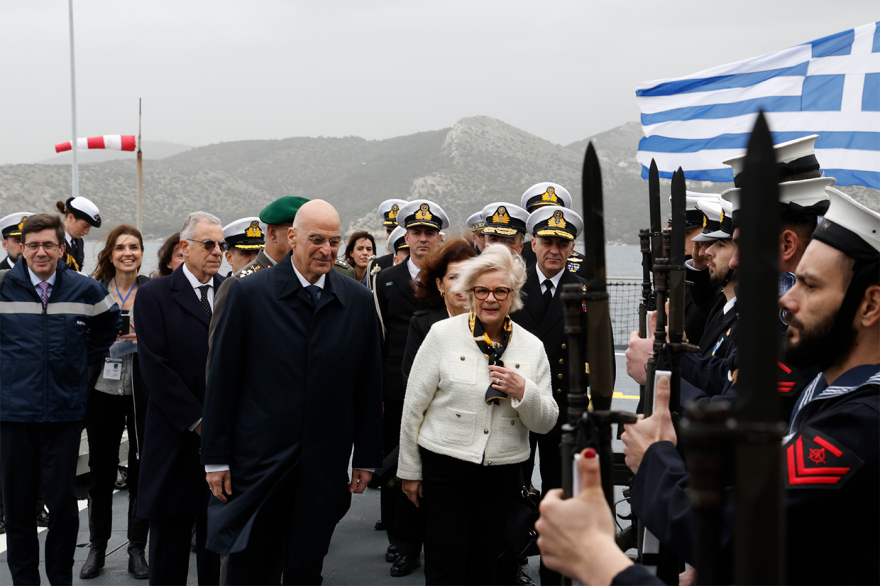 «Επισπεύδουμε την ανανέωση της ελληνογαλλικής αμυντικής συμφωνίας»: O Δένδιας υποδέχθηκε στη φρεγάτα Κίμων τη Γαλλίδα ομόλογό του