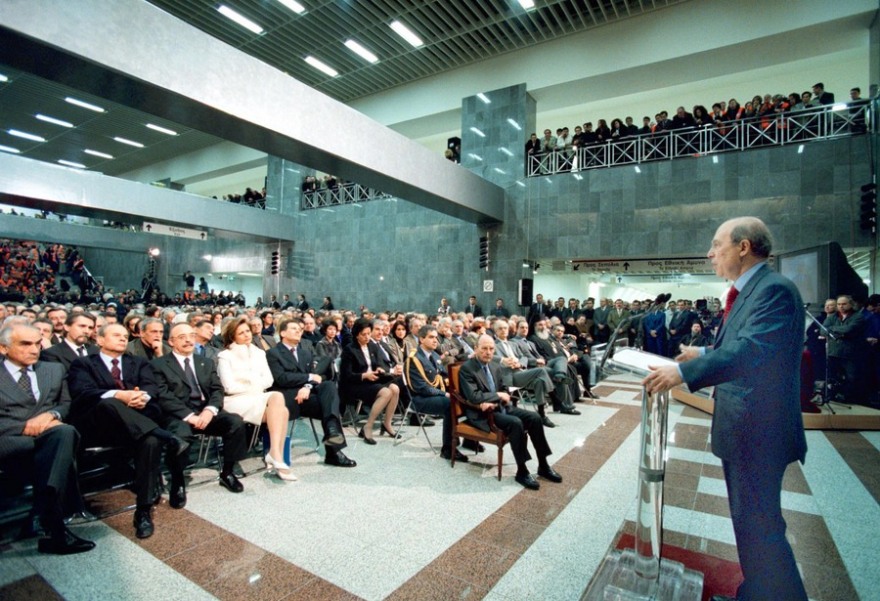 26 χρόνια από τα εγκαίνια του μετρό της Αθήνας: Οι διάσημοι, το πάρτι στο Σύνταγμα και η κοσμοσυρροή