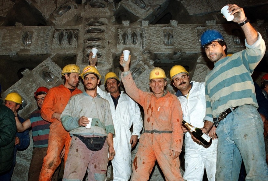 26 χρόνια από τα εγκαίνια του μετρό της Αθήνας: Οι διάσημοι, το πάρτι στο Σύνταγμα και η κοσμοσυρροή