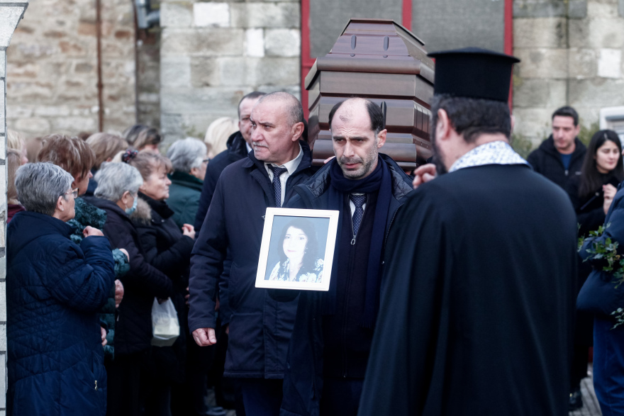«Η φωτιά δεν μπόρεσε να κάψει αυτό που ήσουν»: Θρήνος στις κηδείες τριών θυμάτων της τραγωδίας στην Βιολάντα