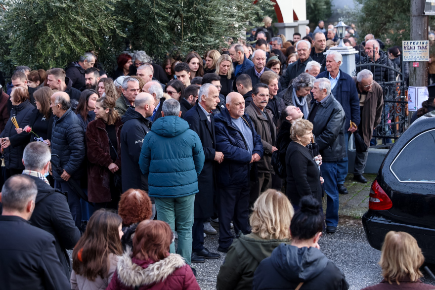 «Η φωτιά δεν μπόρεσε να κάψει αυτό που ήσουν»: Θρήνος στις κηδείες τριών θυμάτων της τραγωδίας στην Βιολάντα