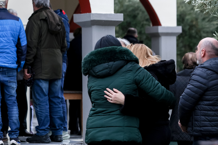 «Η φωτιά δεν μπόρεσε να κάψει αυτό που ήσουν»: Θρήνος στις κηδείες τριών θυμάτων της τραγωδίας στην Βιολάντα