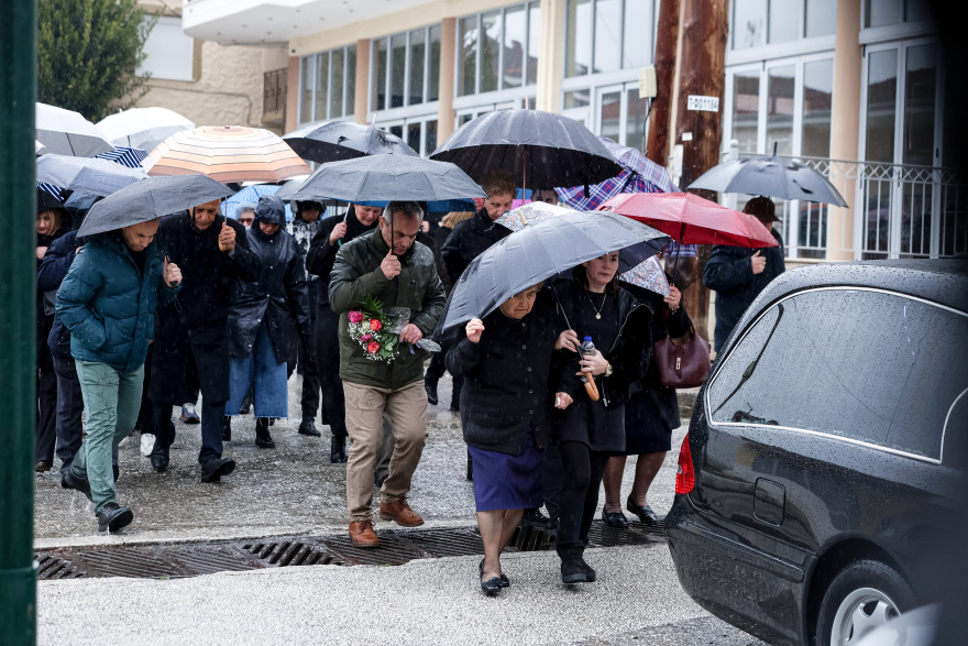 «Η φωτιά δεν μπόρεσε να κάψει αυτό που ήσουν»: Θρήνος στις κηδείες τριών θυμάτων της τραγωδίας στην Βιολάντα