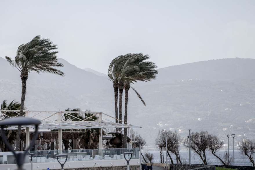 Πνίγεται από την αφρικανική σκόνη το Ηράκλειο, έπεσε τοίχος από τους θυελλώδεις ανέμους, δείτε φωτογραφίες 