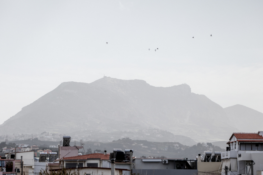 Πνίγεται από την αφρικανική σκόνη το Ηράκλειο, έπεσε τοίχος από τους θυελλώδεις ανέμους, δείτε φωτογραφίες 